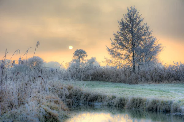 Solnedgång på en dimmig vinterdag vid floden Paar — Stockfoto