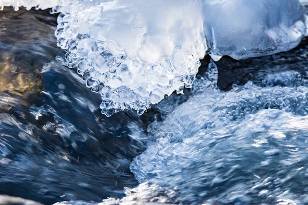 Gelo na água de um rio que corre — Fotografia de Stock