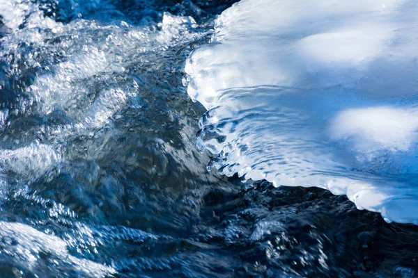 Hielo en el agua de un río que fluye —  Fotos de Stock