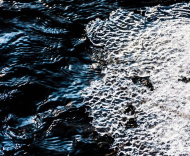 Akan bir nehir suda buz