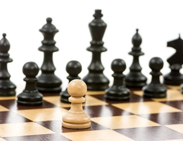 Pedone bianco contro una superiorità di pezzi di scacchi neri — Foto Stock
