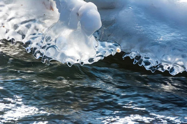 Ghiaccio nell'acqua di un fiume che scorre — Foto Stock