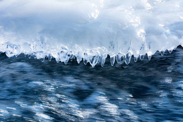 Hielo en el agua de un río que fluye —  Fotos de Stock