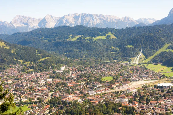 Εναέρια θέα πάνω από το Garmisch στην περιοχή των Άλπεων της Βαυαρίας — Φωτογραφία Αρχείου