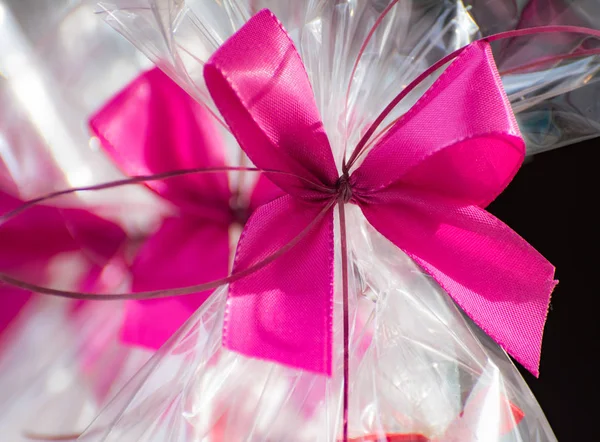 Присутствует в целлофановой фольге с розовым бантом — стоковое фото