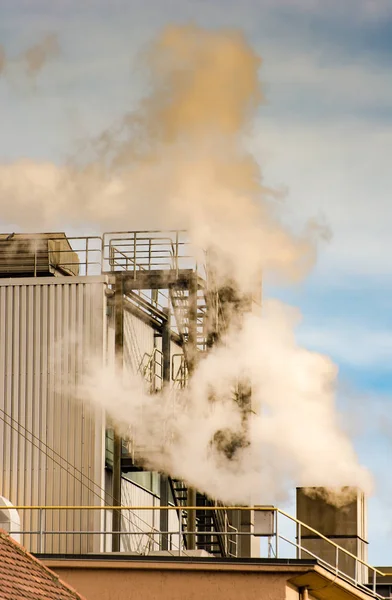 Zanieczyszczenia powietrza przez komin fabryki — Zdjęcie stockowe