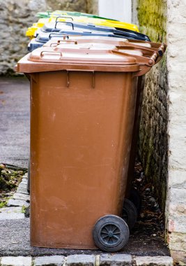 Çöp kutuları için atık ayırma satırı