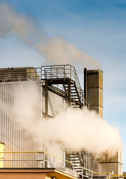 Poluição do ar da chaminé de uma fábrica — Fotografia de Stock