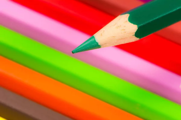 緑の木製の鉛筆の先端 — ストック写真