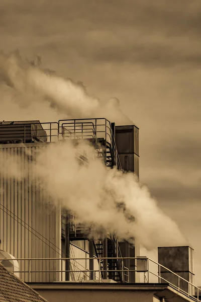 Pollution de l'air par la cheminée d'une usine — Photo