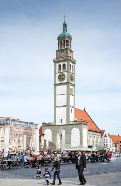Toeristen in het Rathausplatz square in Augsburg — Stockfoto