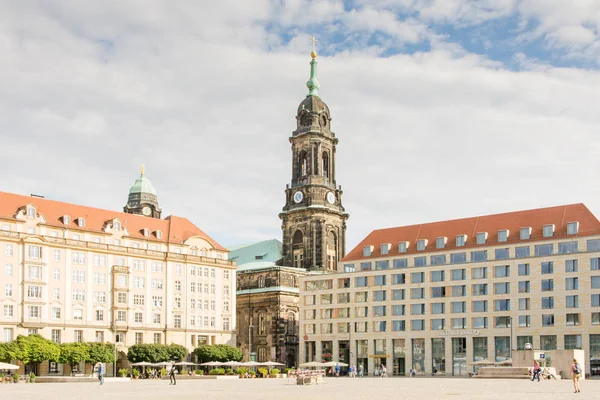 Toeristen bij de Kreuzkirche kerk in Dresden — Stockfoto