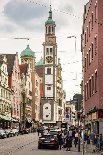 Lidé na ulici ve městě Augsburg — Stock fotografie