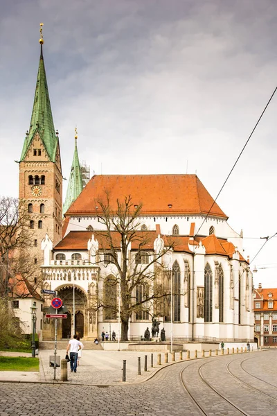 Touriste à la cathédrale d'Augsbourg — Photo