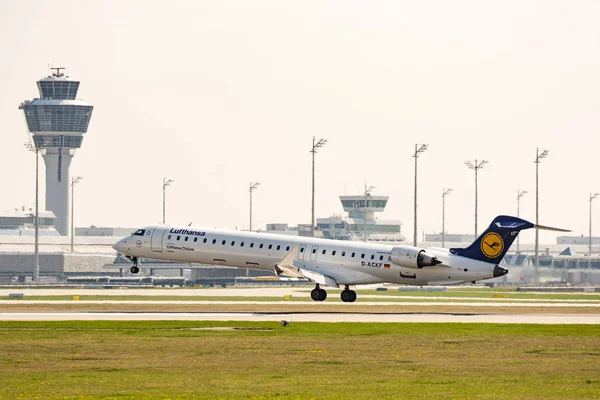 Airliner landing on Munich ariport — Stock Photo, Image