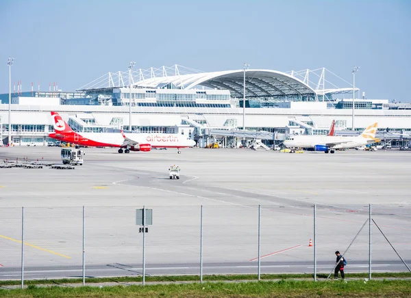 Planes in parking position at Munich ariport — Stock Photo, Image