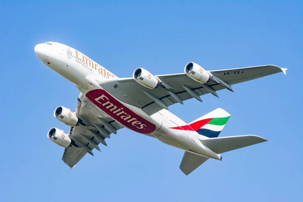 Airbus A380 flying on blue sky — Stock Photo, Image