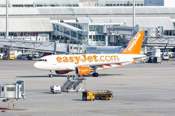 Planes in parking position at Munich ariport — Stock Photo, Image