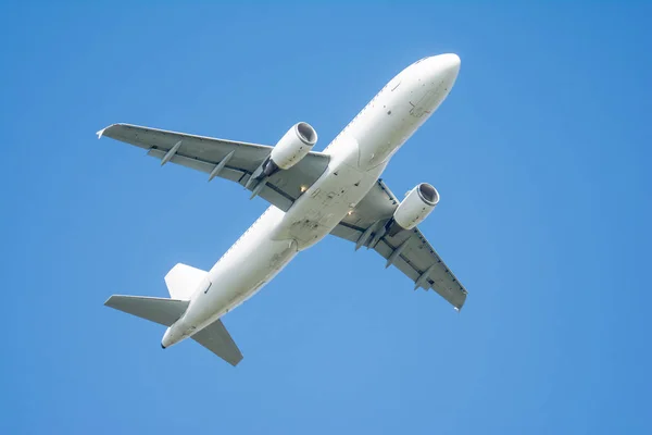 Mavi gökyüzünde uçan yolcu uçağı — Stok fotoğraf