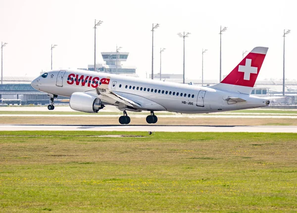 Airliner landing on Munich ariport — Stock Photo, Image