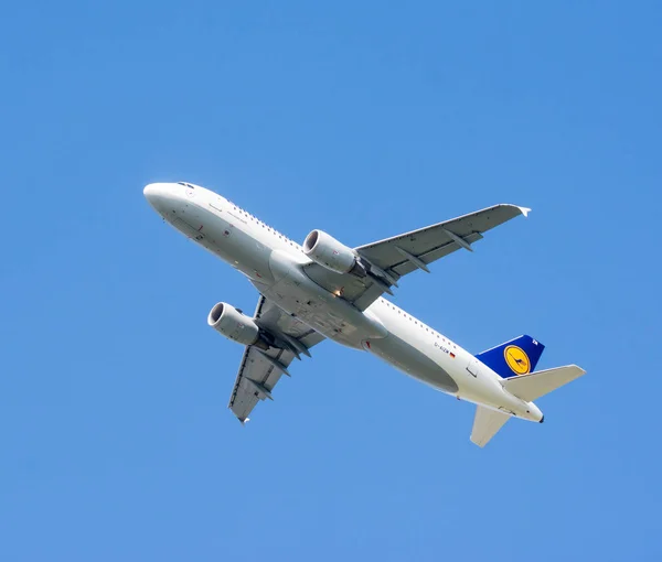 Airliner flying on blue sky — Stock Photo, Image