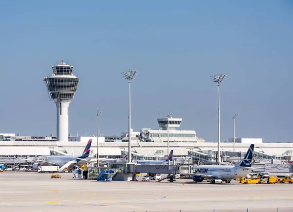 Uçak Münih ariport konumda otopark içinde — Stok fotoğraf