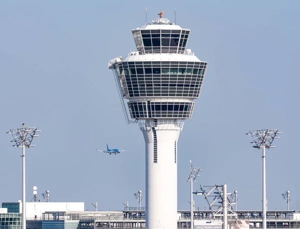 Kontrol kulesi Münih Havaalanı — Stok fotoğraf