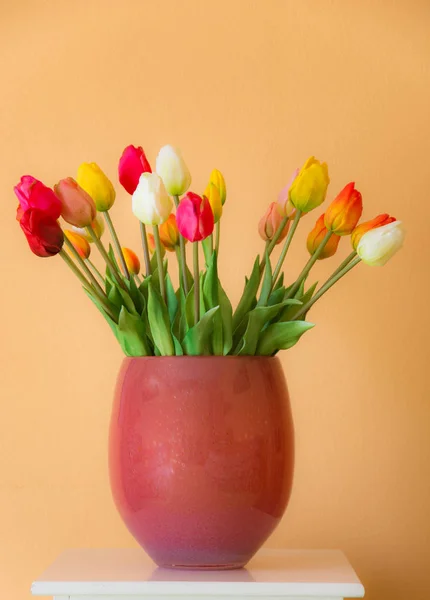 Mazzo di fiori di tulipano in un vaso — Foto Stock
