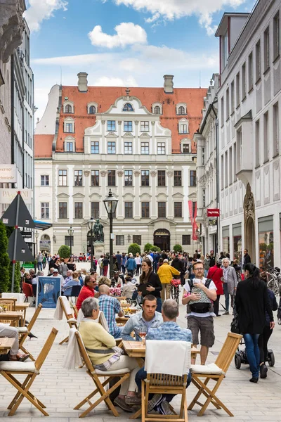 Pessoas em um café de rua em Augsburg — Fotografia de Stock