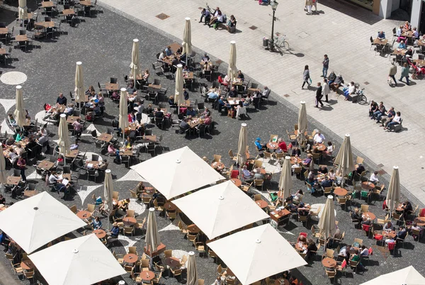 Vista aérea de pessoas em um café de rua — Fotografia de Stock