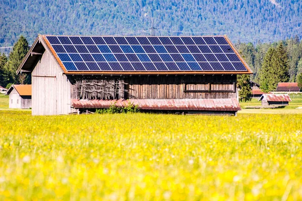 Celeiro wih células fotovoltaicas no telhado — Fotografia de Stock