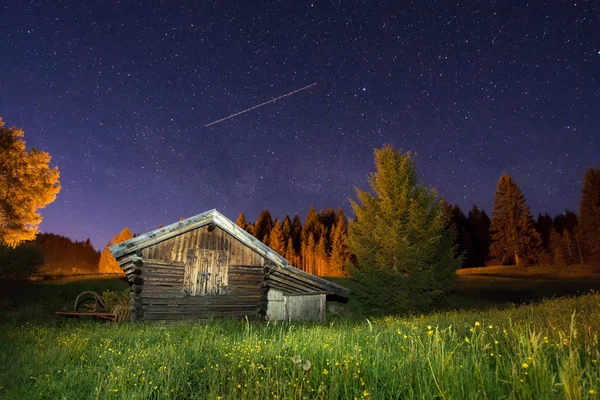 Granero de madera bajo un cielo estrellado — Foto de Stock