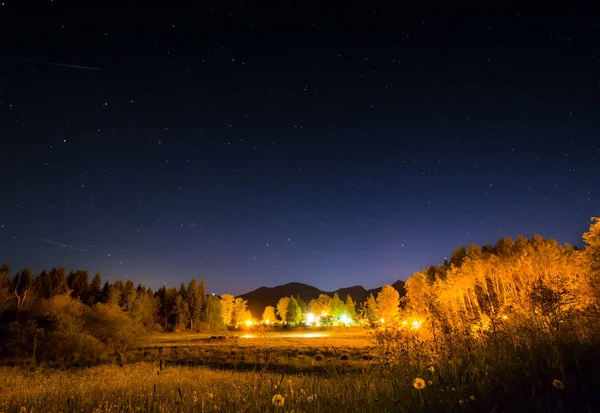 Camping por la noche con un cielo estrellado — Foto de Stock