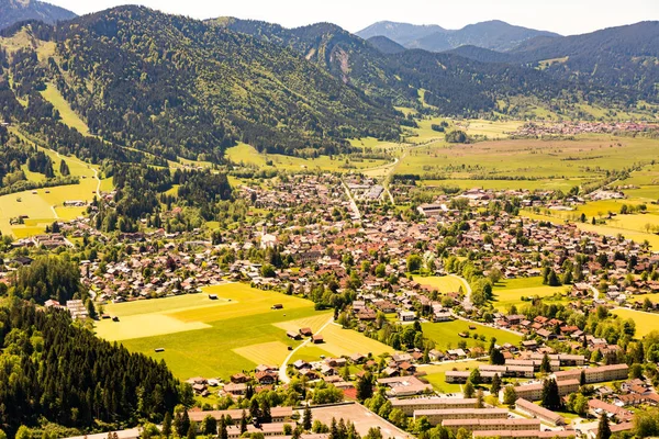 Oberammergau Köyü üzerinden havadan görünümü — Stok fotoğraf