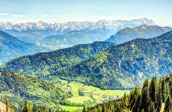 Widok na alpejskie do góry Zugspitze — Zdjęcie stockowe