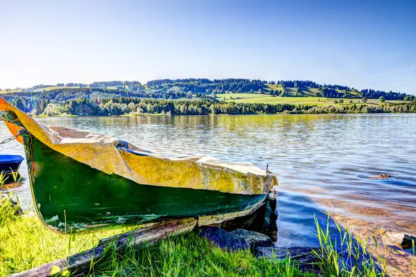 Roddbåt vid en sjön Gruentensee — Stockfoto