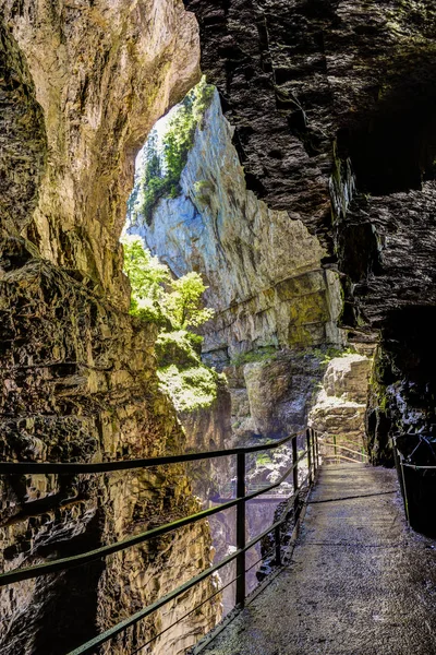 De rivier die stroomt door de kloof van de Breitachklamm — Stockfoto