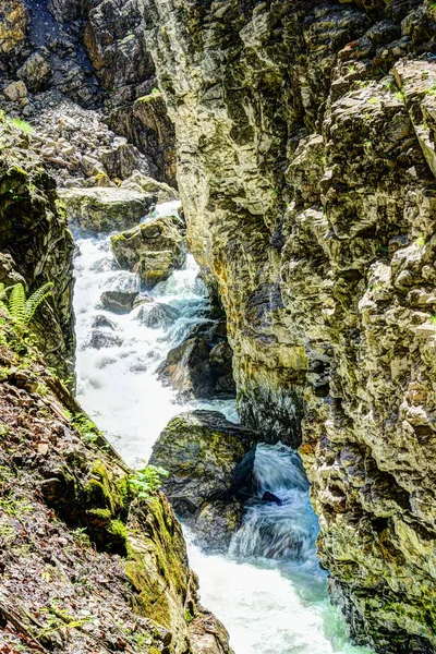 Rzeka przepływa przez wąwóz Breitachklamm — Zdjęcie stockowe