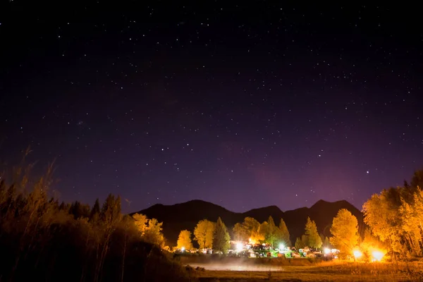 Camping por la noche con un cielo estrellado — Foto de Stock