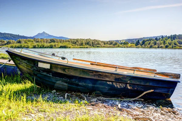 Barco a remos num lago — Fotografia de Stock