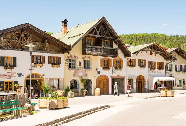 Touristes dans la zone piétonne de Mittenwald — Photo