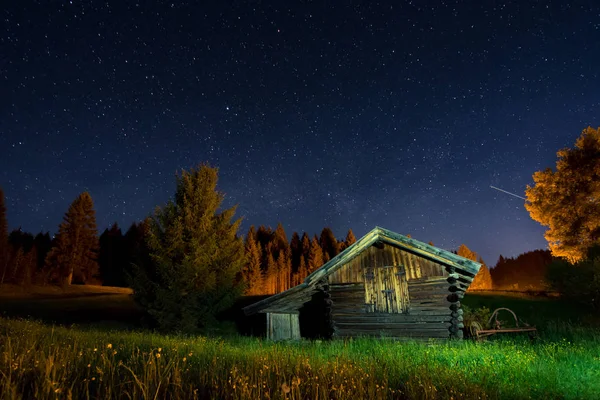 Granero de madera bajo un cielo estrellado — Foto de Stock