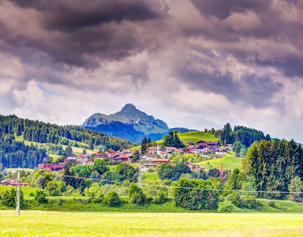 Vesnice na hoře Gruenten v bavarain Alpách — Stock fotografie