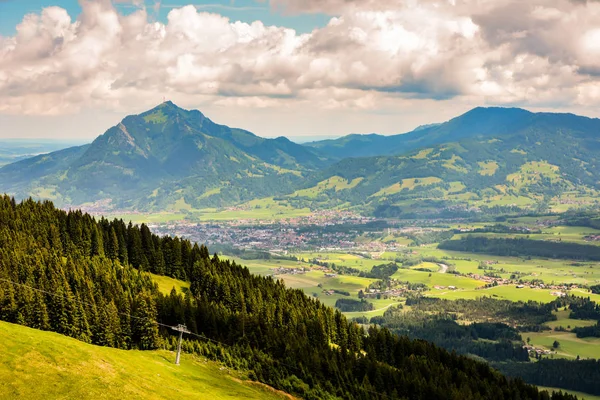 Vesnice na hoře Grueten v bavarain Alpách — Stock fotografie