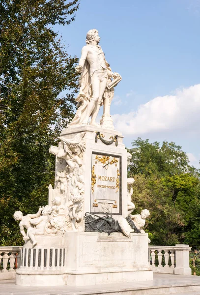 Wolfgang Amadeus Mozart'ın heykel — Stok fotoğraf