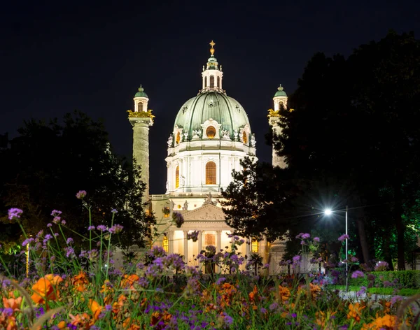 Karlskirche barroco iluminado en Viena por la noche — Foto de Stock