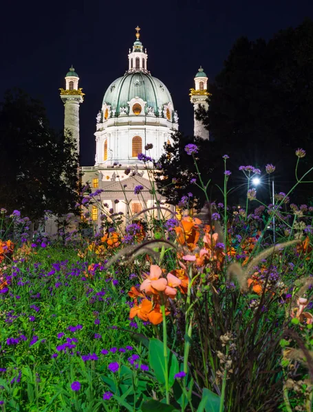 Belysta barock Karlskirche i Wien på natten — Stockfoto