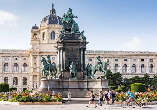 Turisté na historickém náměstí Maria-Theresien-Platz ve Vídni — Stock fotografie