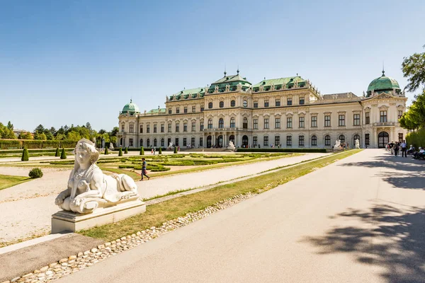 Lidé v zahradě paláce Belvedere ve Vídni — Stock fotografie