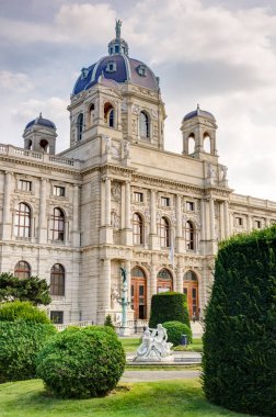 Viyana'daki tarihi Maria-Theresien-Platz Meydanı'nda turistler